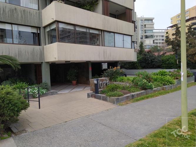 SE ARRIENDA AMPLIO DEPTO. 4D/4B + 2 ESTAC. – MANQUEHUE/COLON