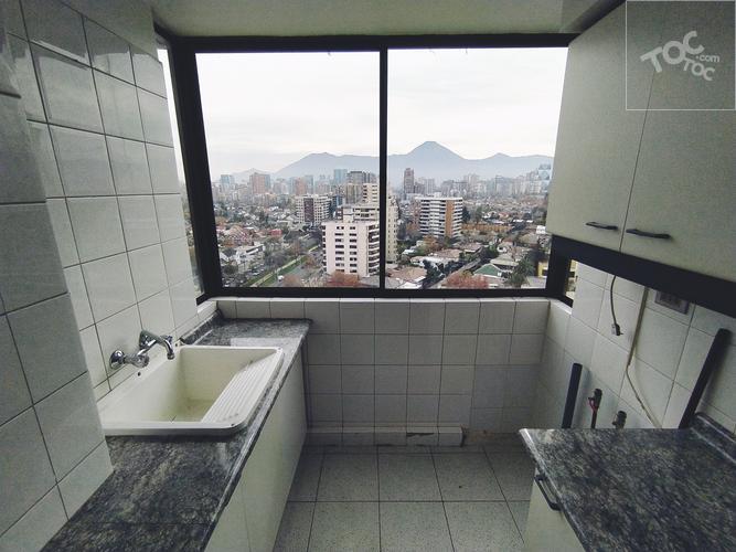 SE ARRIENDA AMPLIO DEPTO. 4D/4B + 2 ESTAC. – MANQUEHUE/COLON