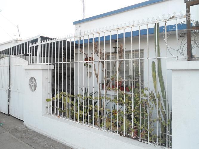Excelente Casa en Venta, 3 Dormitorios,Gran Patio, ubicada en Calle Blas Vial casi Esquina El Parrón ,La Cisterna