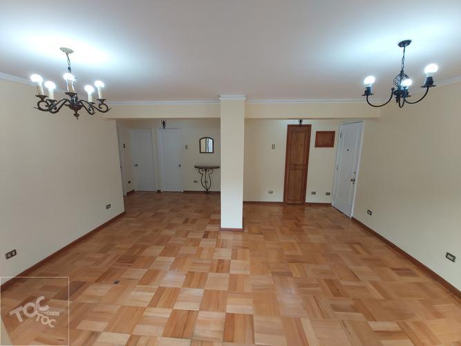 Metro Los Héroes. Departamento remodelado