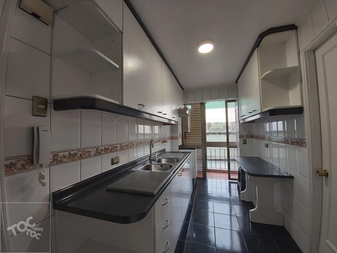 Metro Los Héroes. Departamento remodelado