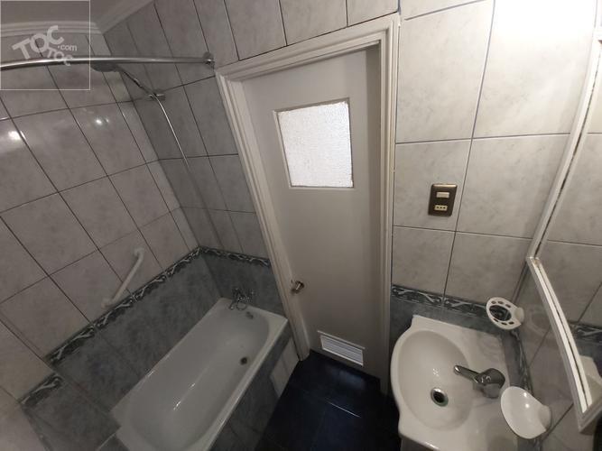 Metro Los Héroes. Departamento remodelado