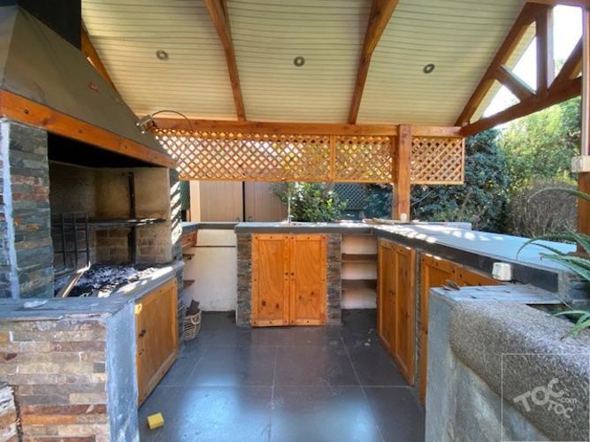 ESTILO CHILENA, PISCINA Y QUINCHO, LUMINOSOS Y AMPLIOS ESPACIOS INTERIORES Y EXTERIORES