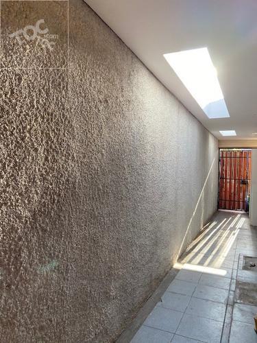 ESTILO CHILENA, PISCINA Y QUINCHO, LUMINOSOS Y AMPLIOS ESPACIOS INTERIORES Y EXTERIORES