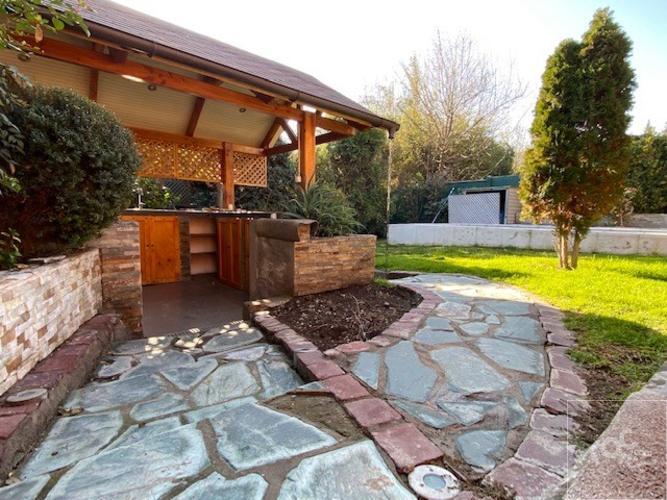 ESTILO CHILENA, PISCINA Y QUINCHO, LUMINOSOS Y AMPLIOS ESPACIOS INTERIORES Y EXTERIORES