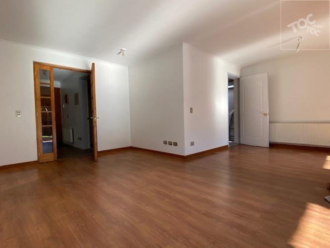 ESTILO CHILENA, PISCINA Y QUINCHO, LUMINOSOS Y AMPLIOS ESPACIOS INTERIORES Y EXTERIORES