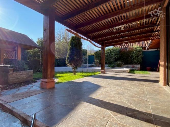 ESTILO CHILENA, PISCINA Y QUINCHO, LUMINOSOS Y AMPLIOS ESPACIOS INTERIORES Y EXTERIORES