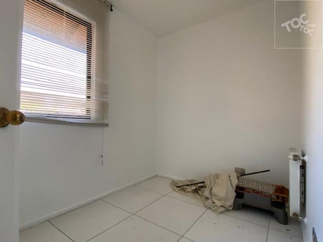 ESTILO CHILENA, PISCINA Y QUINCHO, LUMINOSOS Y AMPLIOS ESPACIOS INTERIORES Y EXTERIORES