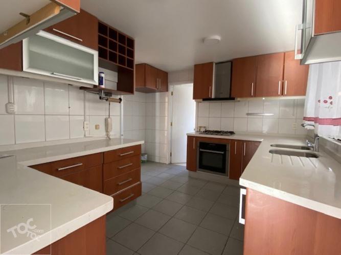 ESTILO CHILENA, PISCINA Y QUINCHO, LUMINOSOS Y AMPLIOS ESPACIOS INTERIORES Y EXTERIORES