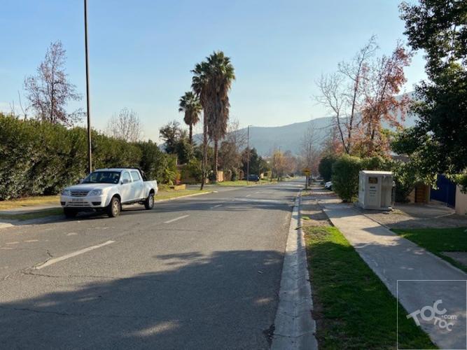 ESTILO CHILENA, PISCINA Y QUINCHO, LUMINOSOS Y AMPLIOS ESPACIOS INTERIORES Y EXTERIORES