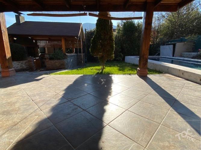 ESTILO CHILENA, PISCINA Y QUINCHO, LUMINOSOS Y AMPLIOS ESPACIOS INTERIORES Y EXTERIORES