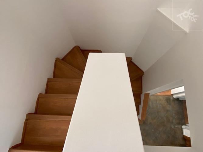 ESTILO CHILENA, PISCINA Y QUINCHO, LUMINOSOS Y AMPLIOS ESPACIOS INTERIORES Y EXTERIORES