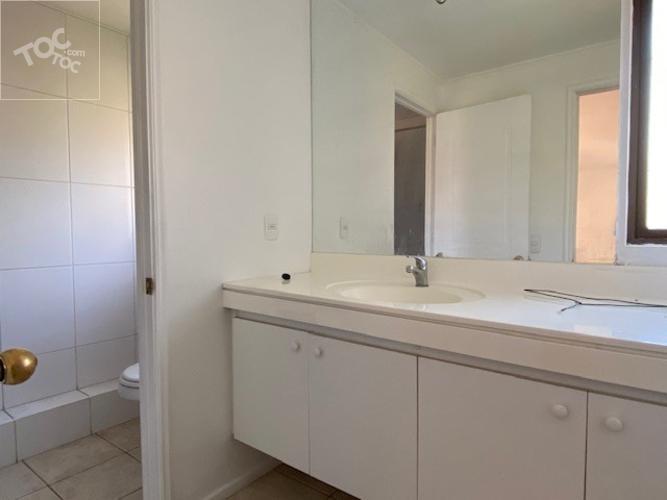 ESTILO CHILENA, PISCINA Y QUINCHO, LUMINOSOS Y AMPLIOS ESPACIOS INTERIORES Y EXTERIORES