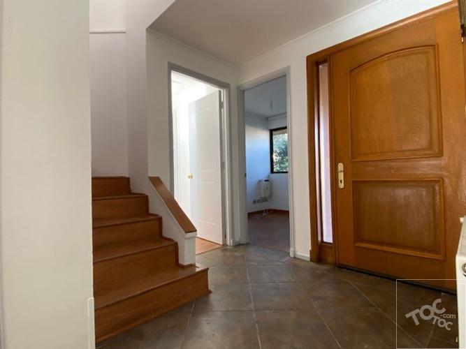 ESTILO CHILENA, PISCINA Y QUINCHO, LUMINOSOS Y AMPLIOS ESPACIOS INTERIORES Y EXTERIORES