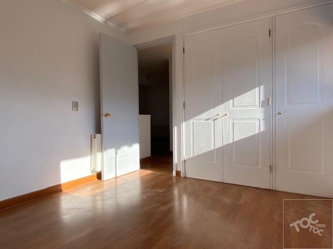 ESTILO CHILENA, PISCINA Y QUINCHO, LUMINOSOS Y AMPLIOS ESPACIOS INTERIORES Y EXTERIORES