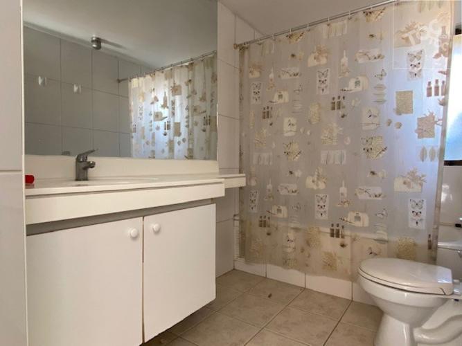 ESTILO CHILENA, PISCINA Y QUINCHO, LUMINOSOS Y AMPLIOS ESPACIOS INTERIORES Y EXTERIORES