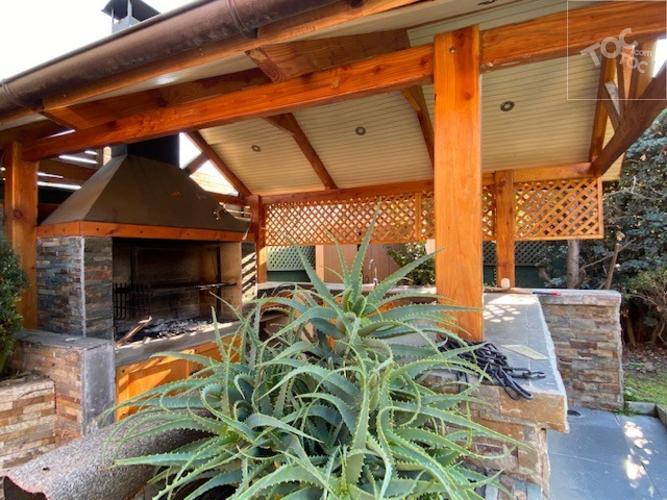 ESTILO CHILENA, PISCINA Y QUINCHO, LUMINOSOS Y AMPLIOS ESPACIOS INTERIORES Y EXTERIORES