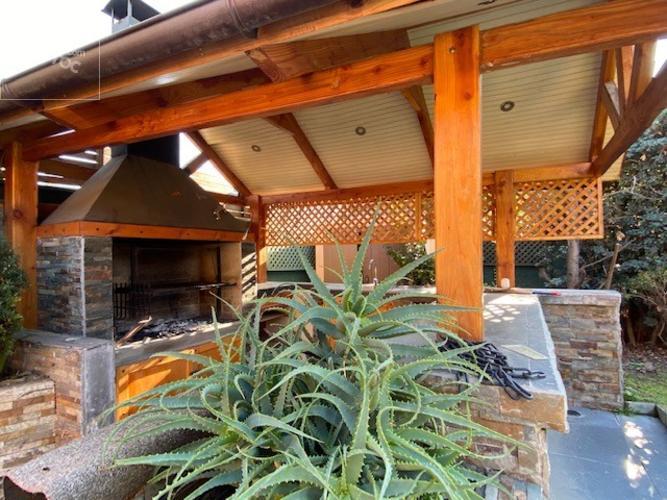 LINDO JARDIN CON QUINCHO Y PISCINA, LUMINOSOS ESPACIOS INTERIORES, COMODA Y FUNCIONAL CASA