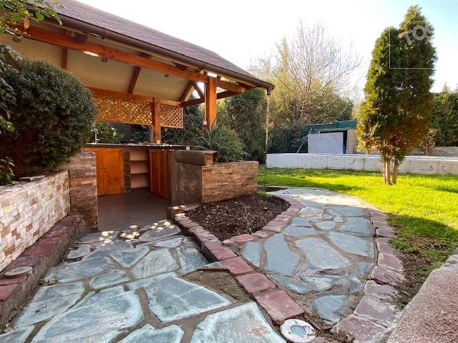 LINDO JARDIN CON QUINCHO Y PISCINA, LUMINOSOS ESPACIOS INTERIORES, COMODA Y FUNCIONAL CASA
