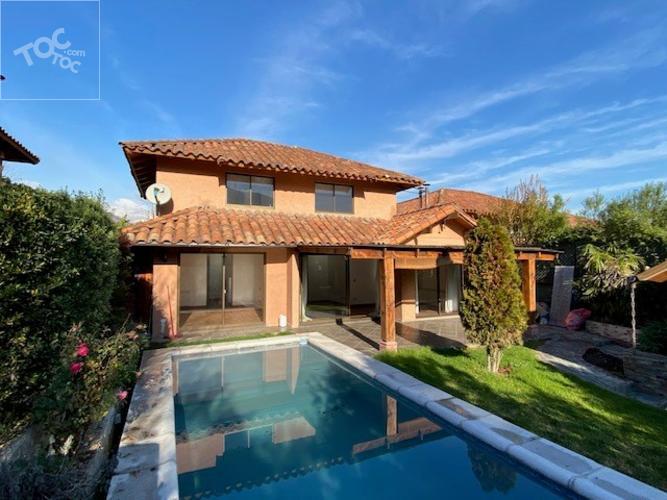 LINDO JARDIN CON QUINCHO Y PISCINA, LUMINOSOS ESPACIOS INTERIORES, COMODA Y FUNCIONAL CASA