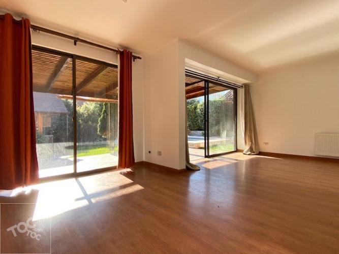 LINDO JARDIN CON QUINCHO Y PISCINA, LUMINOSOS ESPACIOS INTERIORES, COMODA Y FUNCIONAL CASA