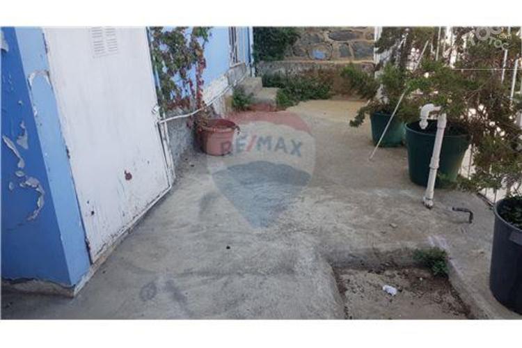 CASA AMPLIA, en muy buen estado de conservación.