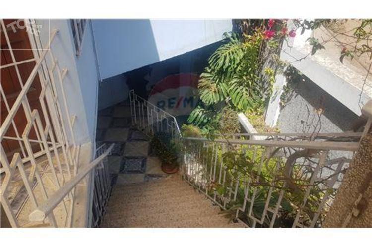 CASA AMPLIA, en muy buen estado de conservación.