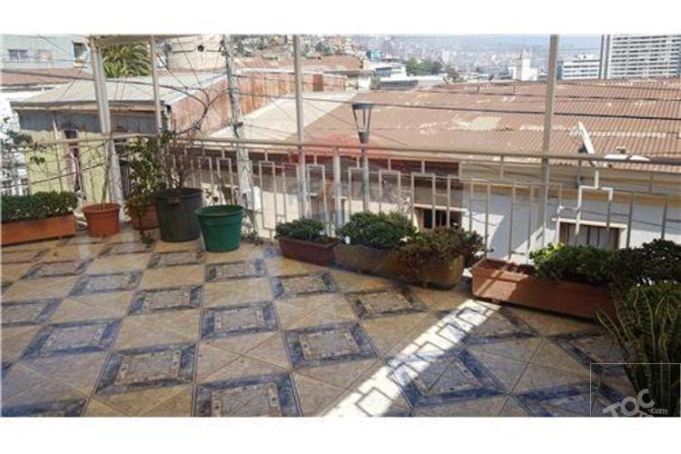 CASA AMPLIA, en muy buen estado de conservación.