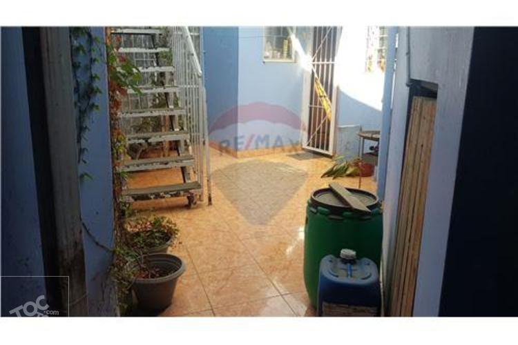 CASA AMPLIA, en muy buen estado de conservación.
