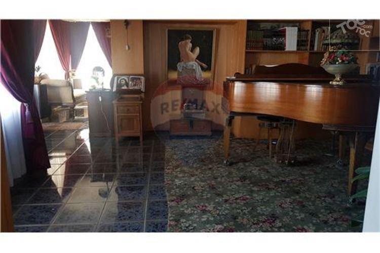 CASA AMPLIA, en muy buen estado de conservación.