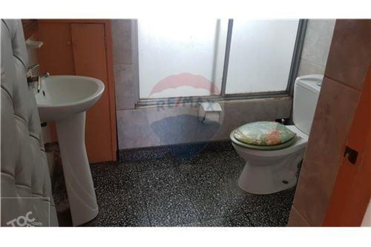 CASA AMPLIA, en muy buen estado de conservación.