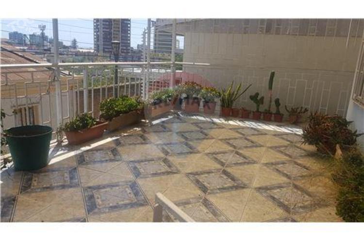 CASA AMPLIA, en muy buen estado de conservación.