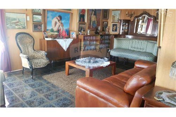 CASA AMPLIA, en muy buen estado de conservación.