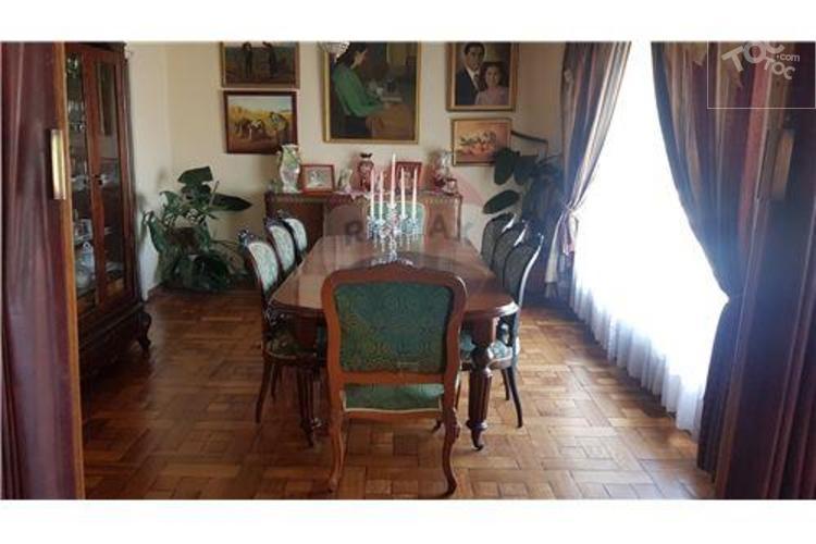 CASA AMPLIA, en muy buen estado de conservación.