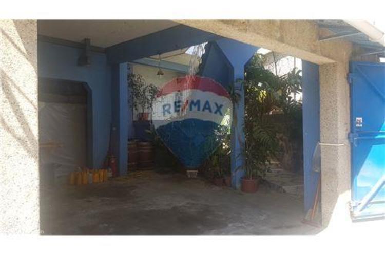 CASA AMPLIA, en muy buen estado de conservación.