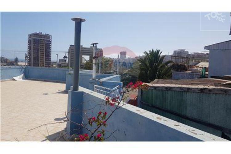 CASA AMPLIA, en muy buen estado de conservación.