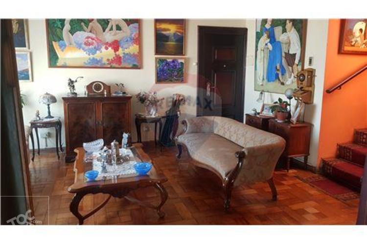 CASA AMPLIA, en muy buen estado de conservación.