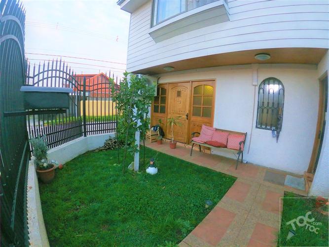 Hermosa casa, con amplio estacionamiento