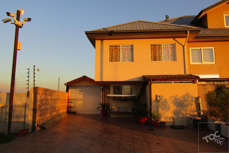 HERMOSA CASA 2 PISOS 3D/3B/3E CONDOMINIO CON LAGUNA ARTIFICIAL NAVEGABLE