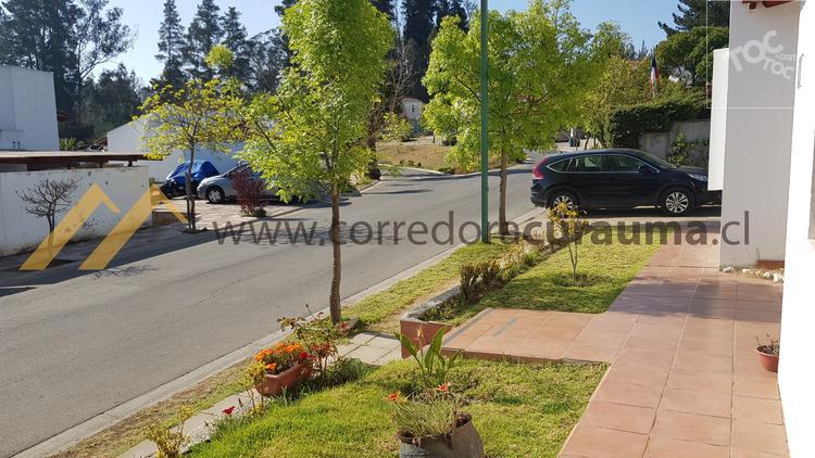 AMPLIA CASA EN CONDOMINIO BORDE LAGUNA CURAUMA