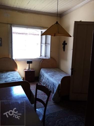 Vendo Casa Terreno 258 mt2, construidos 410 mt2, 2 pisos, 6 dormitorios Almirante Latorre, Barrio República Santiago Centro Chile