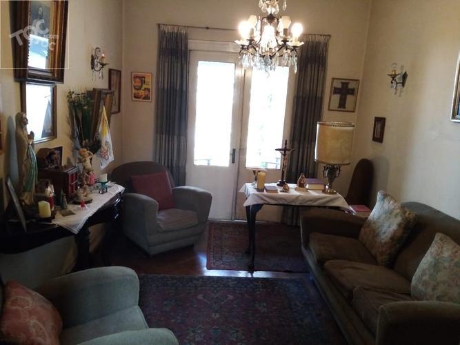 Vendo Casa Terreno 258 mt2, construidos 410 mt2, 2 pisos, 6 dormitorios Almirante Latorre, Barrio República Santiago Centro Chile