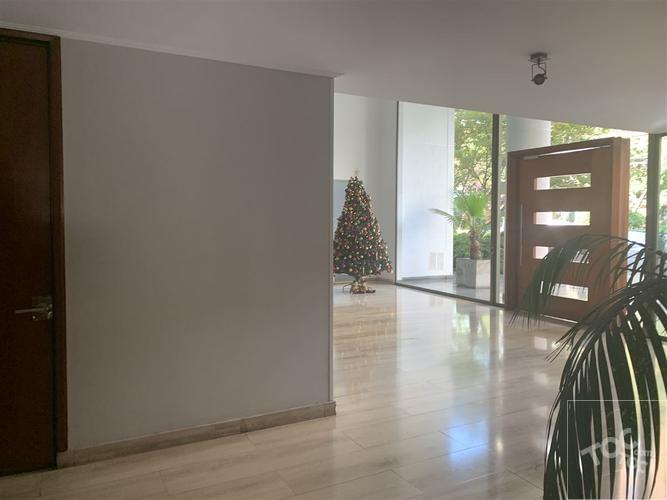 AMOBLADO en MODERNO edificio con Excelentes areas comunes, ESTACIONAMIENTO incluido, Gasto común BAJO! departamento IDEAL PARA EJECUTIVOS DE ALTO CARGO