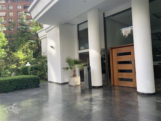 AMOBLADO en MODERNO edificio con Excelentes areas comunes, ESTACIONAMIENTO incluido, Gasto común BAJO! departamento IDEAL PARA EJECUTIVOS DE ALTO CARGO