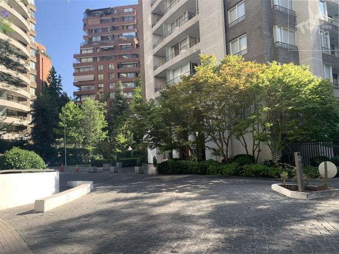 AMOBLADO en MODERNO edificio con Excelentes areas comunes, ESTACIONAMIENTO incluido, Gasto común BAJO! departamento IDEAL PARA EJECUTIVOS DE ALTO CARGO