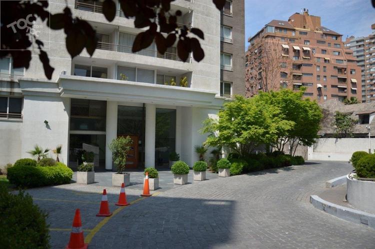 AMOBLADO en MODERNO edificio con Excelentes areas comunes, ESTACIONAMIENTO incluido, Gasto común BAJO! departamento IDEAL PARA EJECUTIVOS DE ALTO CARGO