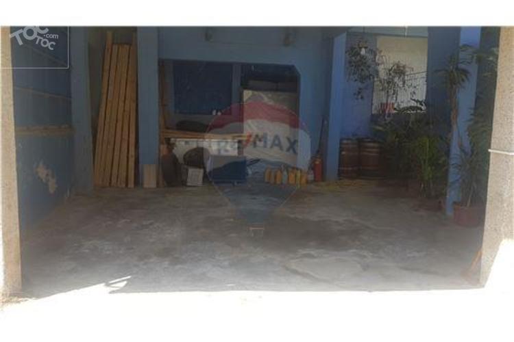 CASA AMPLIA, en muy buen estado de conservación.