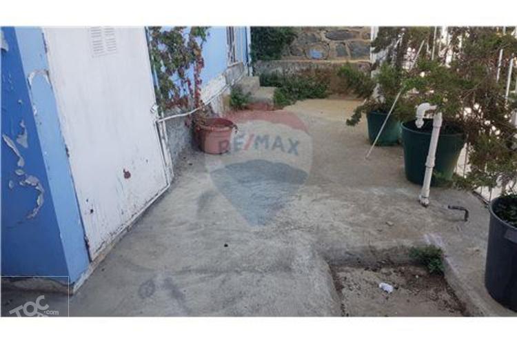 CASA AMPLIA, en muy buen estado de conservación.
