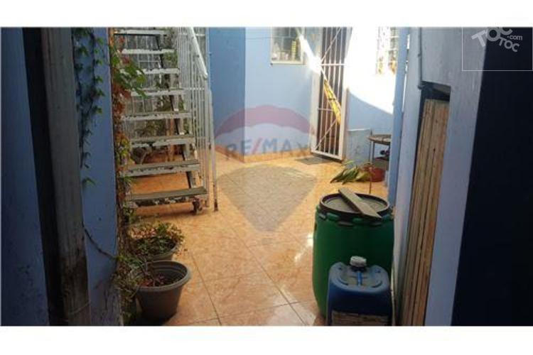 CASA AMPLIA, en muy buen estado de conservación.