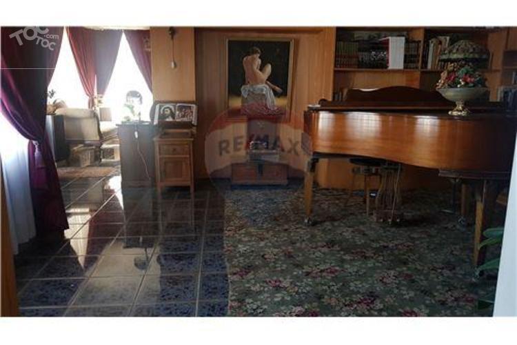CASA AMPLIA, en muy buen estado de conservación.